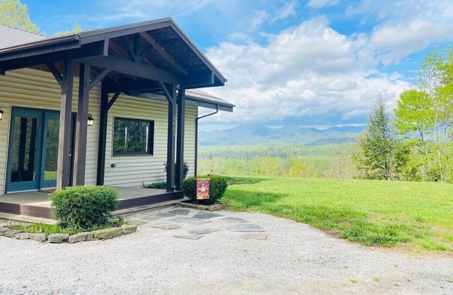 View to Remember-3 miles to downtown & Lake James, hot tub, mountain views