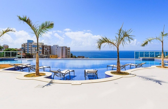 Vue sur la mer de Rio Vermelho. Piscine à débordement
