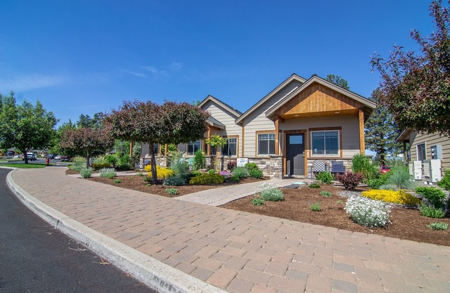Récemment construit et classé, impeccablement propre, vue, 1 pâté de maisons en ville, animaux de compagnie ok, magnifique!
