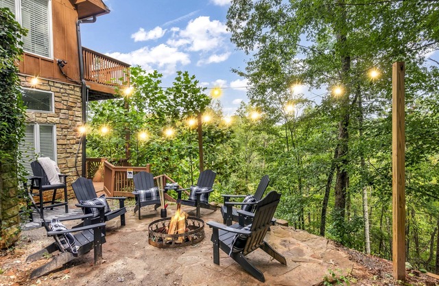 Promo! Views! 2 min to Helen! Fire Pit! Hot Tub!
