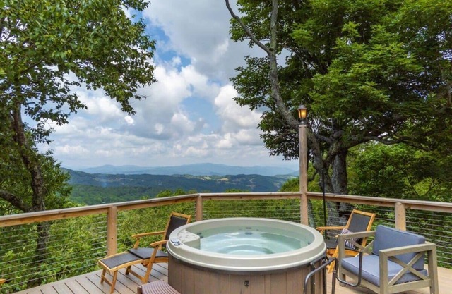 VIEWS! 3 Decks ~ Hot Tub + Movie Room + Game Room! H20+Power