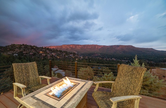 VIEWS! Custom Modern Mountain Home with Breathtaking Views!