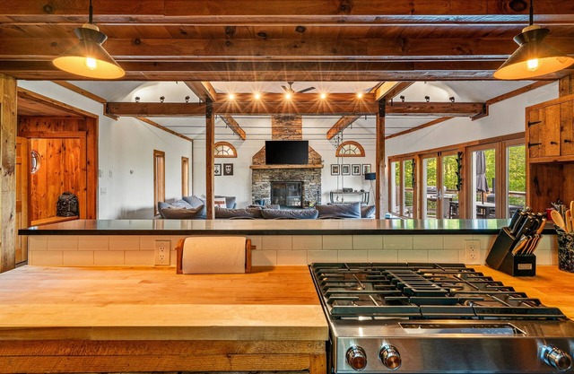 Chalet récemment rénové avec une vue imprenable, plafond voûté, à 5 minutes de Stratton!