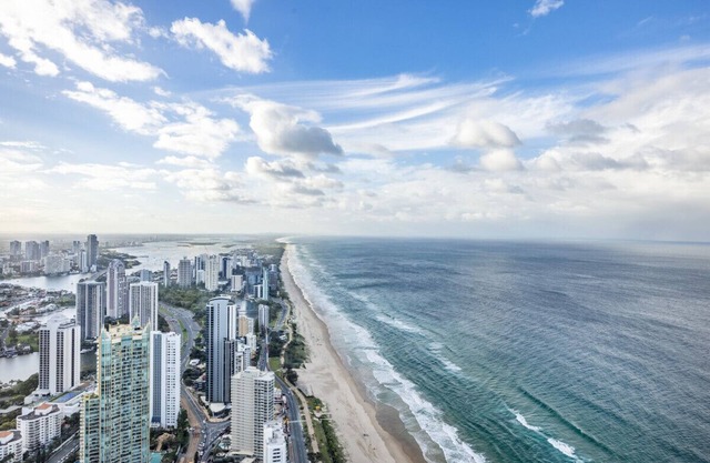 Views from cloud\1 min to beach\2BR Apt\Pool & Gym