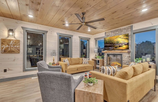 VIEWS/ Heated Pool/ Hot tub/ 15 min to Attractions