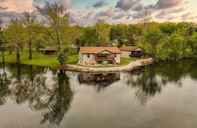 Private Hot Tub, Kayaks, Lakeside Firepit, & Pool!