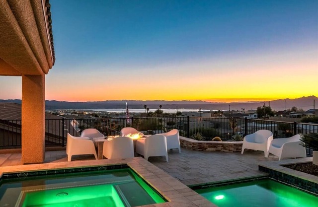 VIEWS! Luxury Home + Heated Pool, Spa & Fire Pit!
