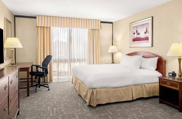 Views of Rimrocks and Beartooth Mountains! 4 Spacious Units, Free Parking