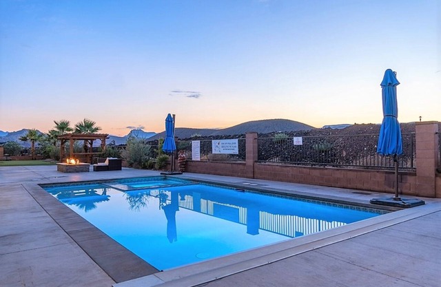 Views of Zion Park - Backyard Heated Pool - Hot Tub - Firepit - Close to Zion