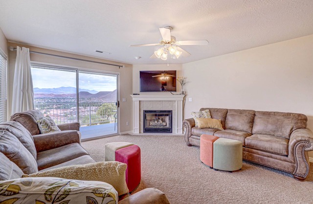Views, Pools, and Sweet Comfort - Las Palmas 3 bedroom/2 bath condo