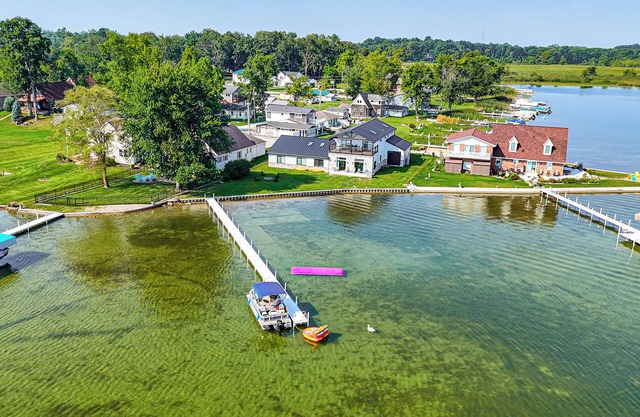 Views, Swimming & Family Fun: Chapman Lake Retreat