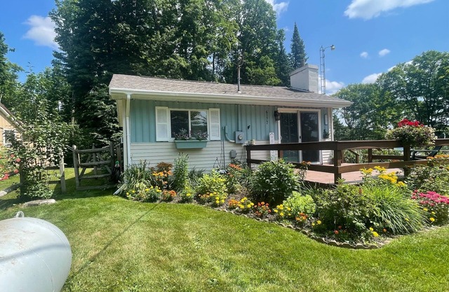 Views, Vibes & Vacation Time-2 BR Lakeview Stay in McMillan Sleeps 10