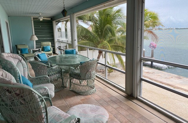 Vues Vues! Oceanfront, Beautiful Inside!