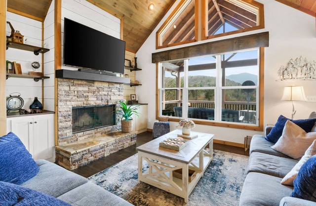 LOCATION! 12min to Blue Ridge: Million $$ View, Hot Tub