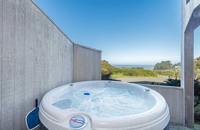 Meadow Escape spacieux avec bain à remous, terrasse, vue sur l'océan et cheminée - Viglione