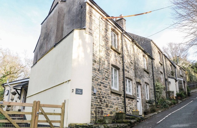 VIGO COTTAGE, pet friendly, with open fire in Tavistock
