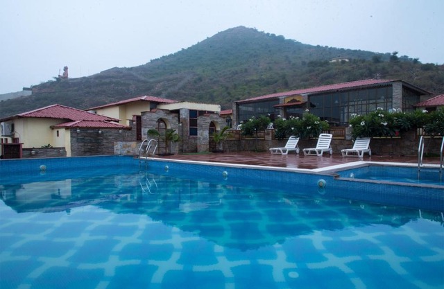Vijaygarh Resort & Cottages with Pool