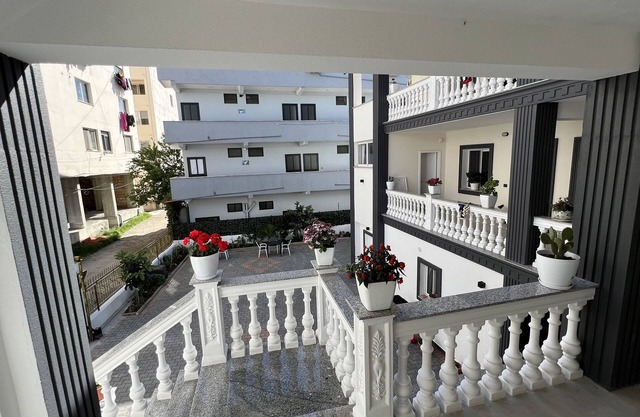 VILA AARON