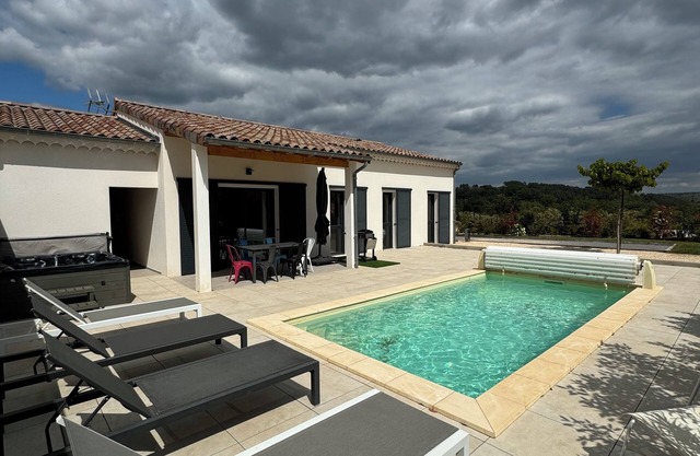 Villa classée 4* à Joyeuse - Ardèche- au calme avec piscine et jacuzzi privé