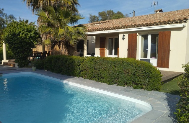 Villa 130 m2, piscine et terrasse, face à la mer, sur terrain arboré de 1300m2.