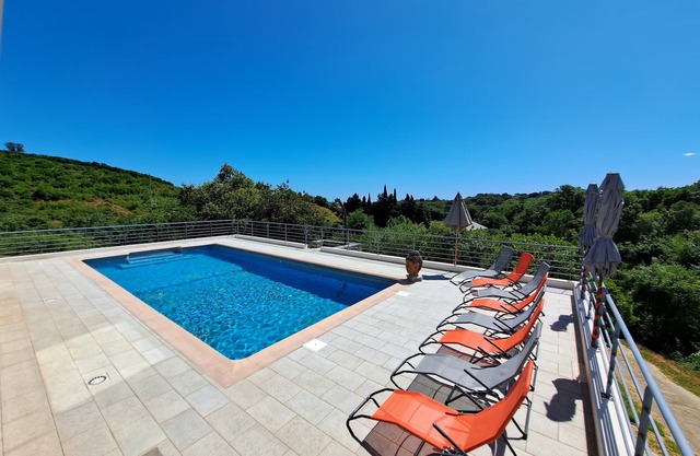 ☆ ☆Villa 2-8pers max☆Possible Video visit Swimming pool not overlooked on 5000m2