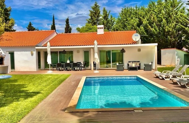 Villa à 4 min de la plage. Grand jardin avec piscine privée.