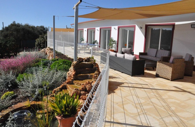 Villa 5 ch , 6 s.b.,clim ,piscine chauffée du 4/6 au 2/9/22, jardin, fitness.