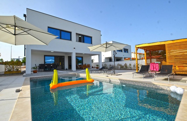 Villa 5H, 4 bedroom villa with pool and jacuzy and sauna, near Rovinj