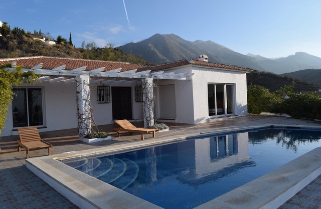 Villa (6 + 2) la vie privée, un bon accès, à proximité de la S. Tejada N. P., 20 min de la mer