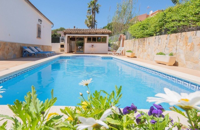 Villa 8 personnes, piscine privée, wifi, AACC, à côté de la mer!