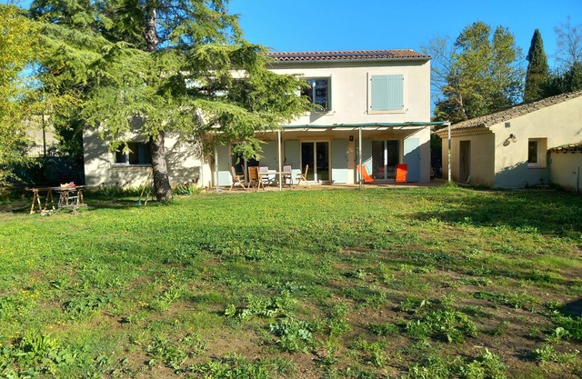 Villa 8 personnes, 5 chambres, proche centre village, piano, grande piscine