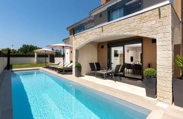 Villa Adea - Neue, Moderne Villa für 6 Personen, auf Wunsch mit Beheiztem Pool