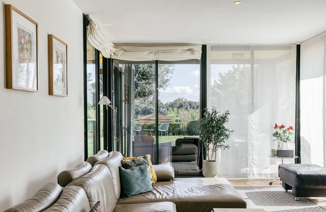 Villa 'Agnes' con piscina compartida, terraza privada y Wi-Fi