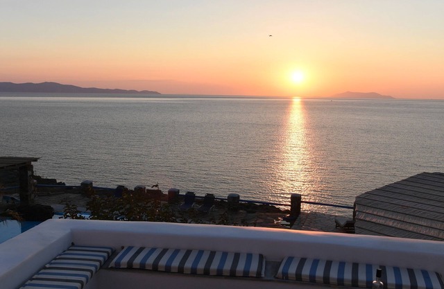 Villa Akrivi est une spacieuse propriété récemment rénovée, face à la mer, 5 chambres 4 salles de bain
