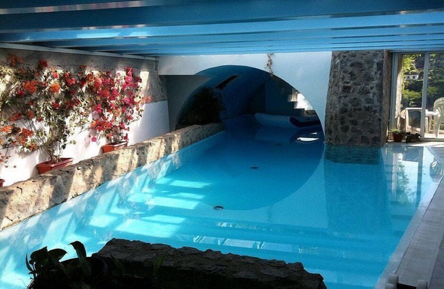 Villa Albarosa B: Un appartement élégant et confortable construit sur un terrain en pente faisant face à la mer.
