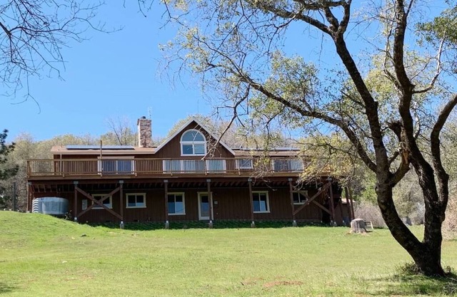 Villa Alta Vista at Yosemite- Views and Game Room