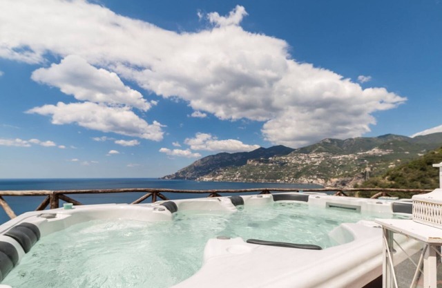 Villa relaxante sur la mer près de la plage, maxi jacuzzi et vue imprenable et parking
