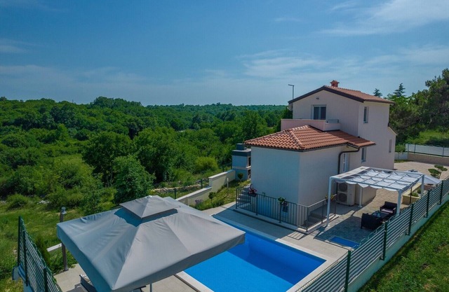 Villa Andrea nouvellement construite et moderne avec piscine près de Rovinj