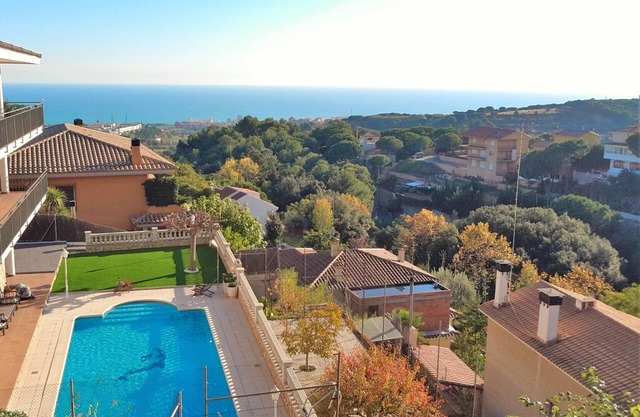 VILLA ANTONIA; jardin, piscine privée, barbecue, salle, 5 chambres
