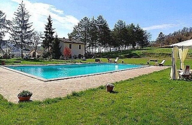 Villa Aria: Une splendide villa historique de quatre étages entourée de prairies et de collines verdoyantes.