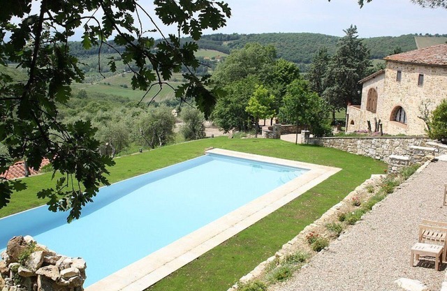 Villa Arnica A: Une ancienne ferme toscane caractéristique et accueillante entourée de vignes et d'oliviers.