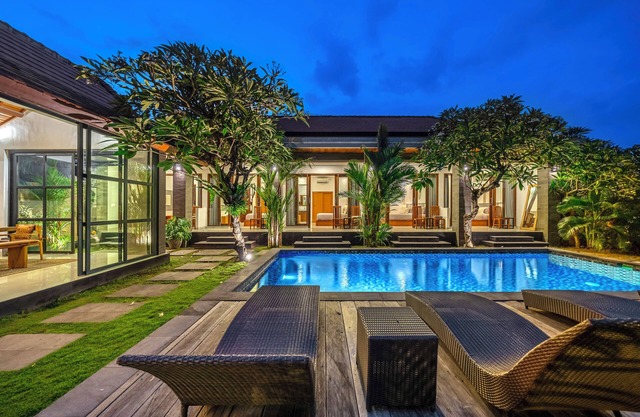 Villa Aruna Batu Bolong Beauty 5 bed air/con living
