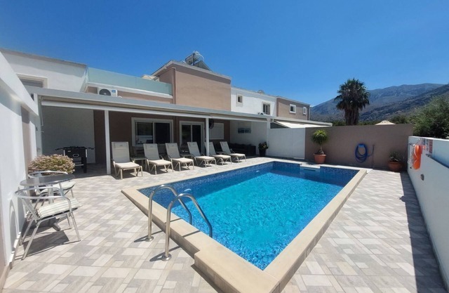 Villa Astra à distance de marche de la plage et du centre de Georgioupolis