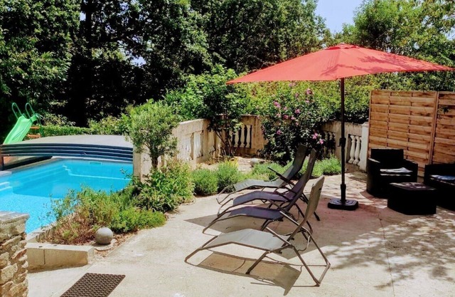 Villa avec piscine extérieure, au calme, idéale pour les familles.