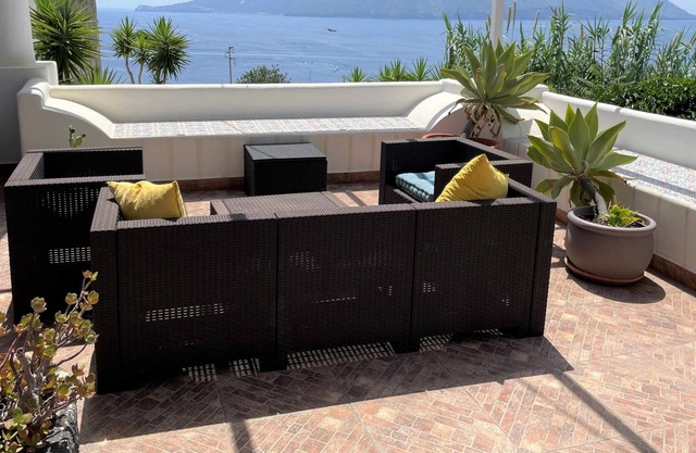 Villa Batanà - Giardino e Piscina sul Mare a Santa Marina Salina