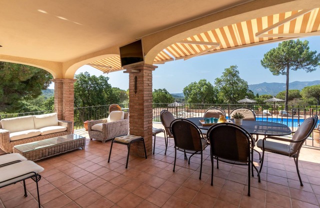 Villa 'Bell Lloc St Cristina Dar' avec vue sur les montagnes, piscine privée et Wi-Fi