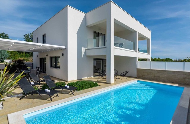 Villa Bella Vista A - villa contemporaine avec piscine privée à proximité d'une plage