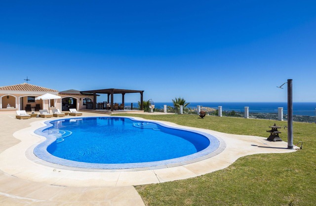 Villa de luxe avec vue imprenable sur la mer, sauna, padle tennis, putting green