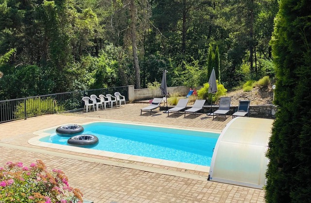 Villa between land and sea with swimming pool