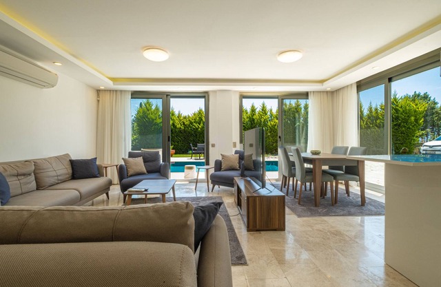 Villa Bitez With Private Pool and Close to the Beach